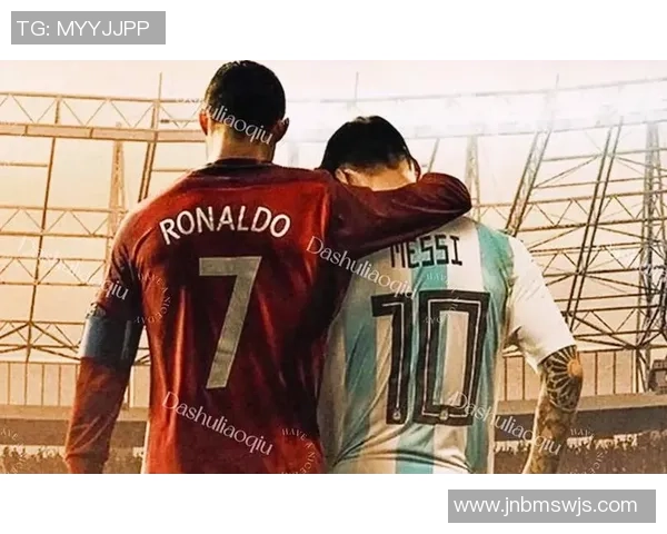 足球明星与梅西亲密拥抱瞬间展现友谊与荣耀的温暖画面